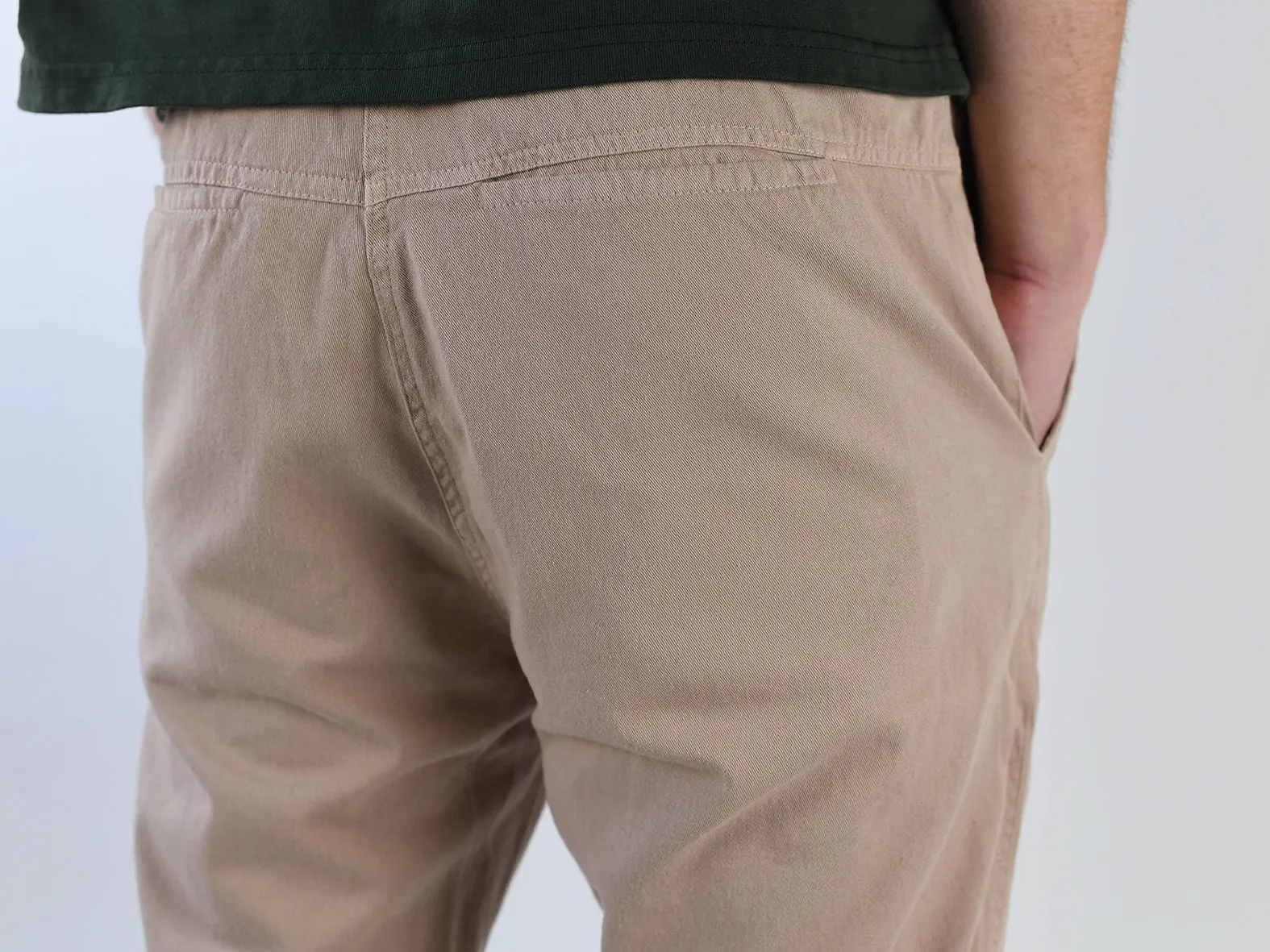 NEWTOWN TAPERED PANT. TAN